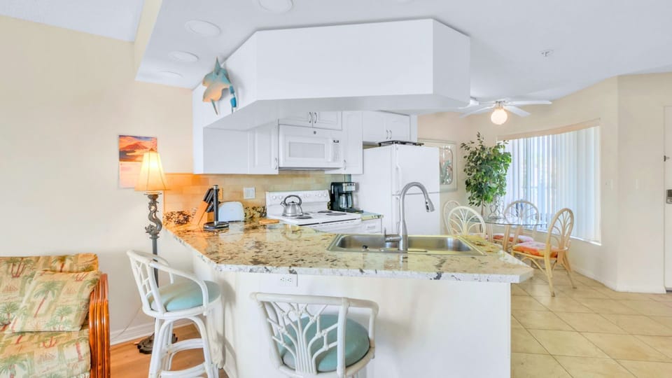 Sunrise Resort 302 Kitchen & Dining Area