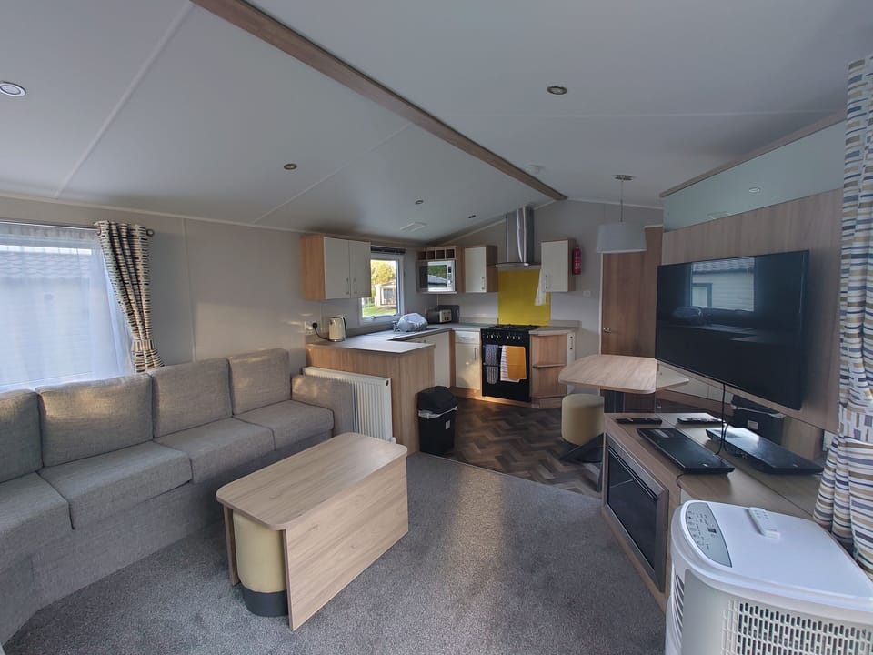 Comfort Mobile Home, 2 Bedrooms, Non Smoking, Lake View | Living area | 40-inch LCD TV with digital channels, Netflix, DVD player