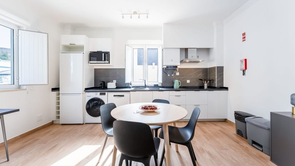 Modern kitchen with full appliances and a sunny dining space, ideal for long or short stays.
#ModernKitchen #FullyEquipped #SelfCatering #DiningSpace #TravelPortugal #LovelyStay