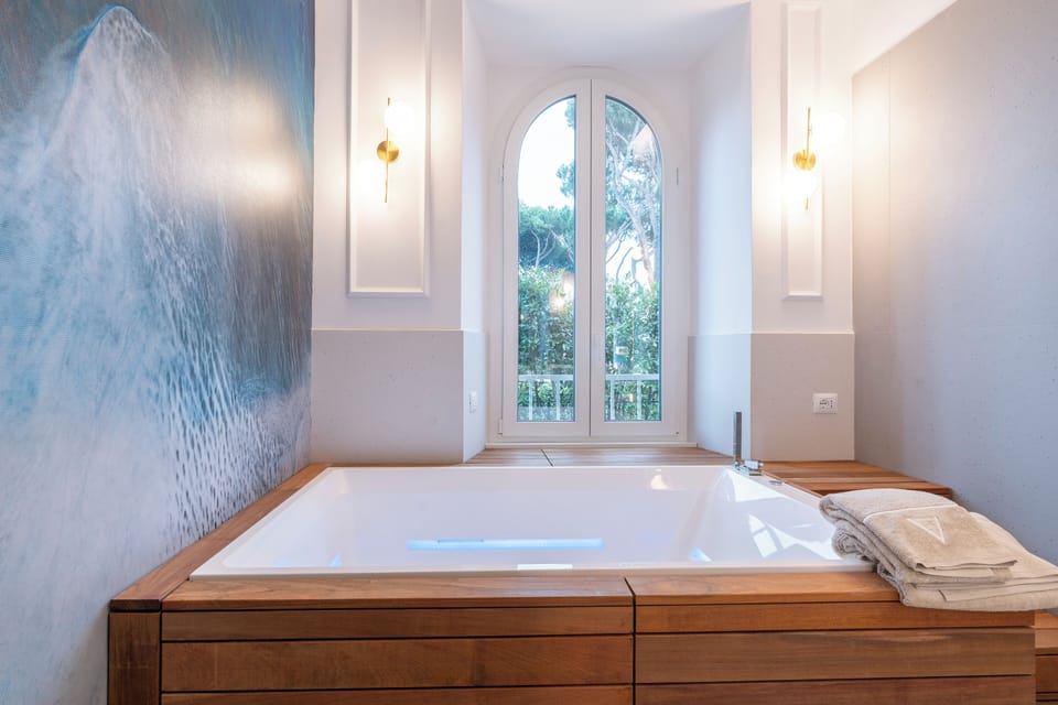 ACQUAMARINA SUITE | Bathroom | Eco-friendly toiletries, hair dryer, bathrobes, slippers