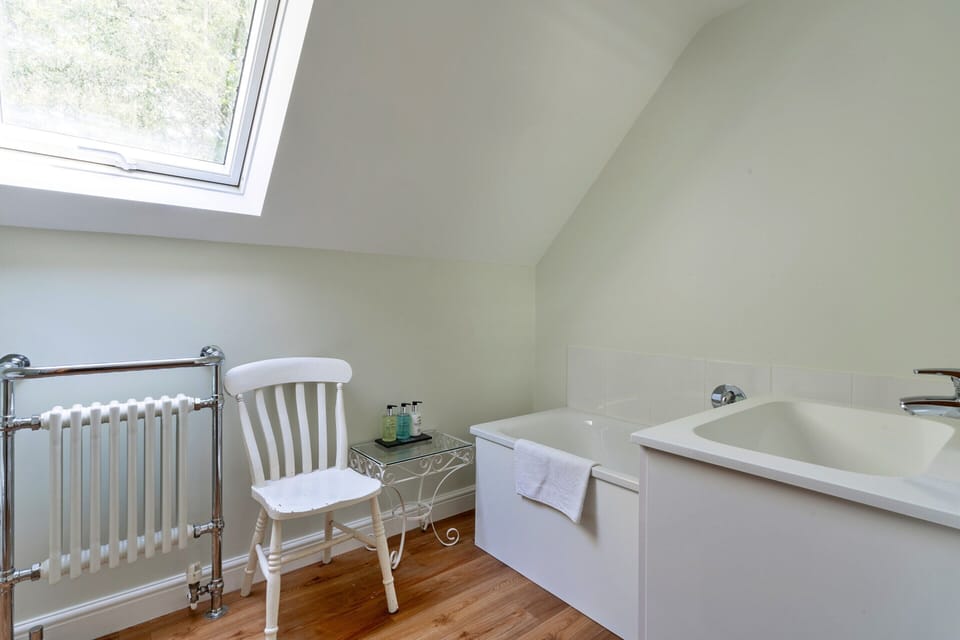 2 Bedroom Cottage in Barton Stacey, No Deposit Cottage in Test Valley District