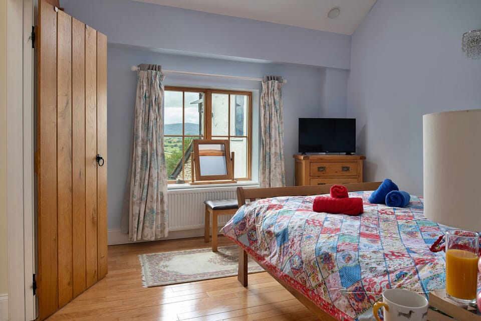 Cottage in Conwy With Hot Tub & Mountain Views House in Afon Hiraethlyn