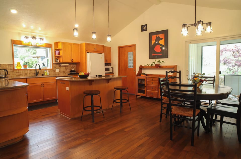 Well-equipped kitchen with outdoor access