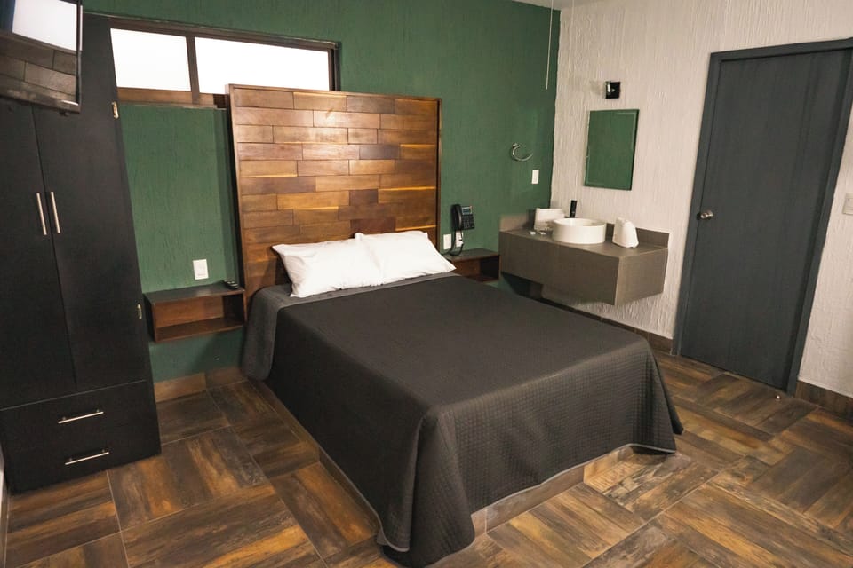 Basic Room, Mobility Accessible, Non Smoking | Iron/ironing board, free WiFi, bed sheets