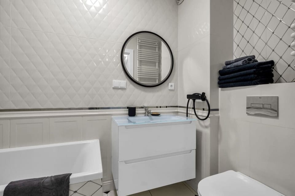 Bathroom with Bathtub | Book Now with RENTUJEMY.COM