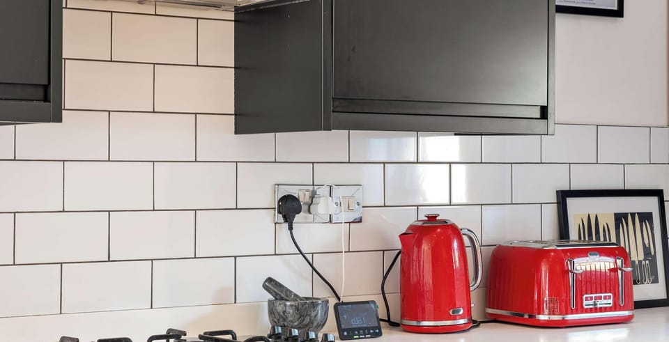 This fully equipped kitchen combines modern style with practical functionality. It features a high-quality gas stovetop and a built-in oven, perfect for preparing your favorite meals.