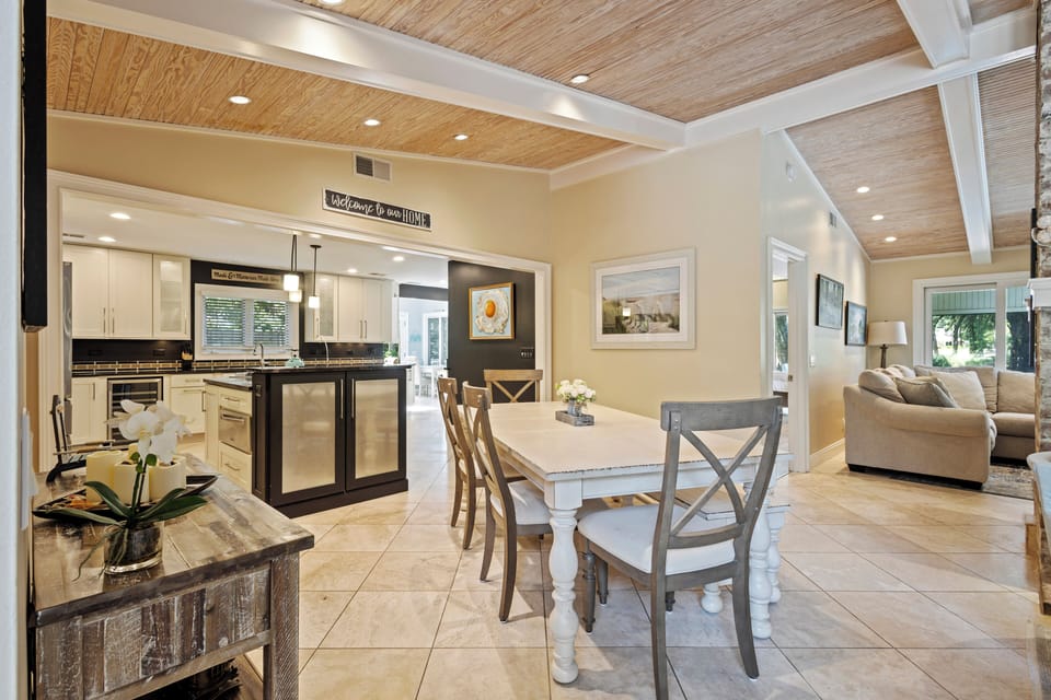The adjacent dining space comfortably seats 6, and additional seating at the island makes for the perfect breakfast nook.