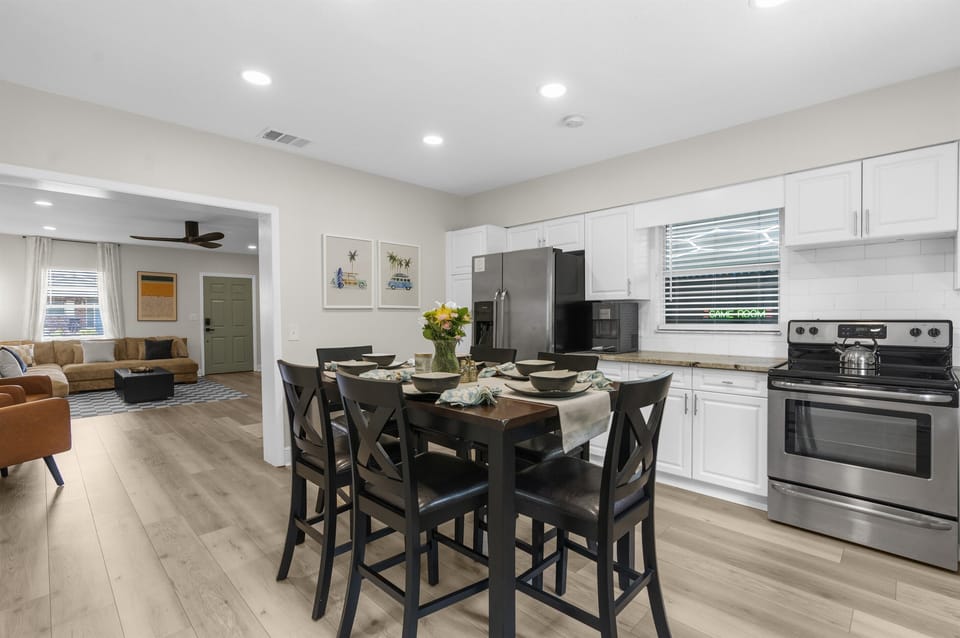 Fully stocked kitchen - everything you will need!
