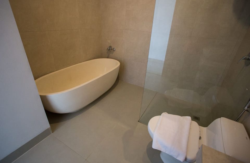 Junior Suite, Ocean View | Bathroom | Free toiletries, hair dryer, slippers, bidet