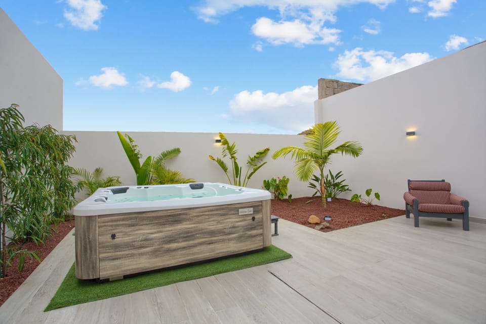 Outdoor spa tub