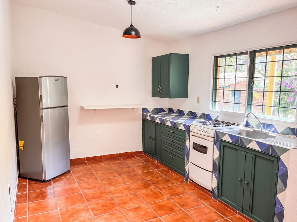 Full-size fridge, oven, stovetop, coffee/tea maker