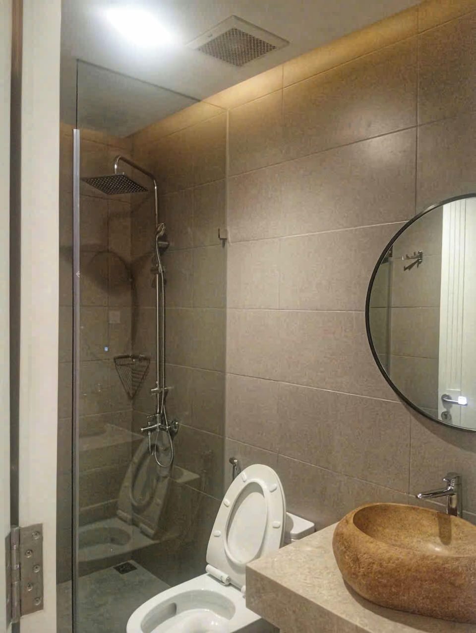 Economy Double Room | Bathroom | Shower, free toiletries, hair dryer, slippers