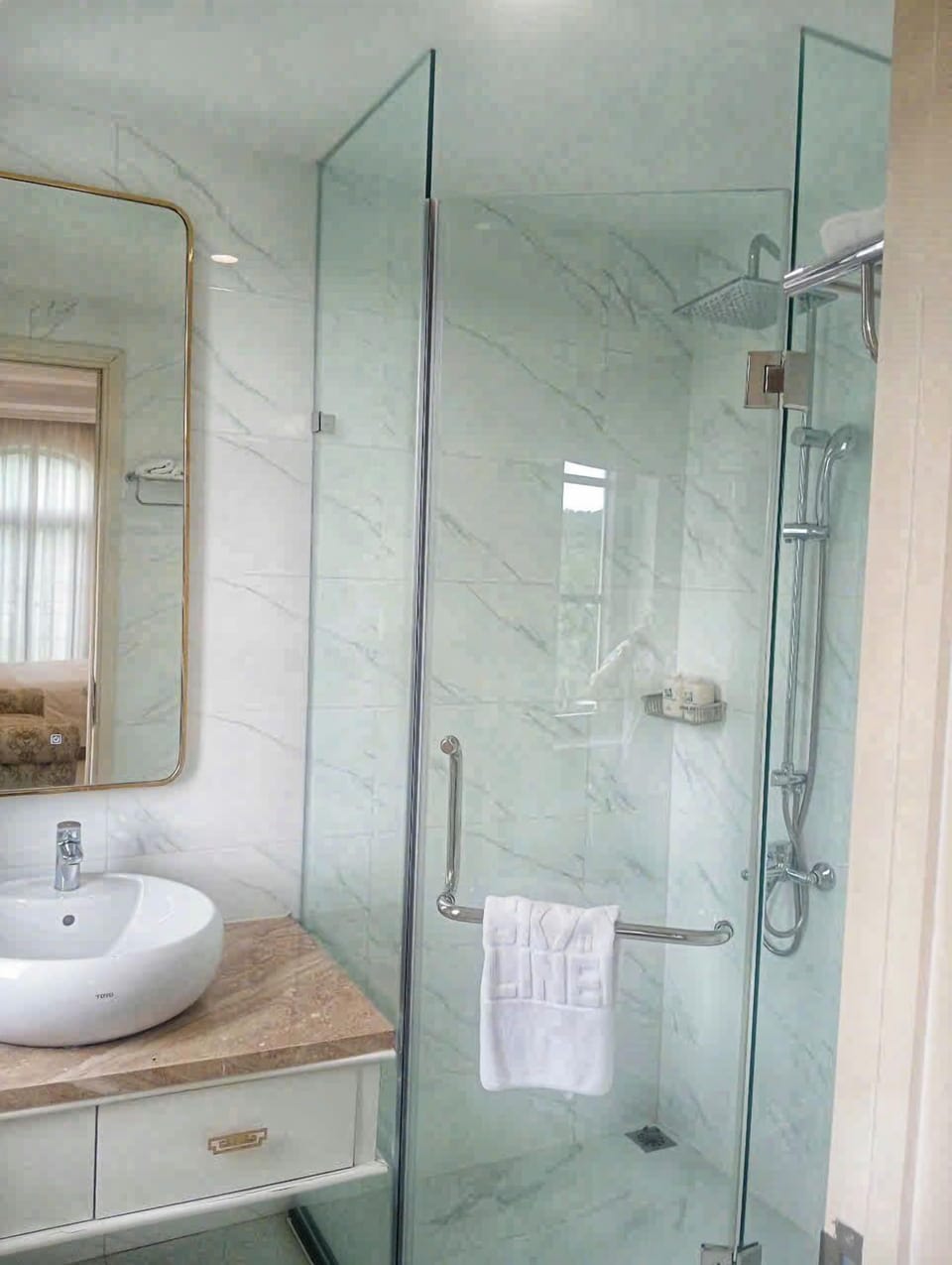 Deluxe Suite, Golf View | Bathroom | Shower, free toiletries, hair dryer, slippers