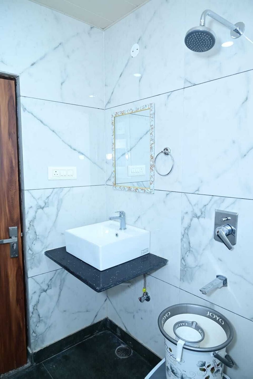 Deluxe Double Room | Bathroom | Shower, towels, soap, toilet paper