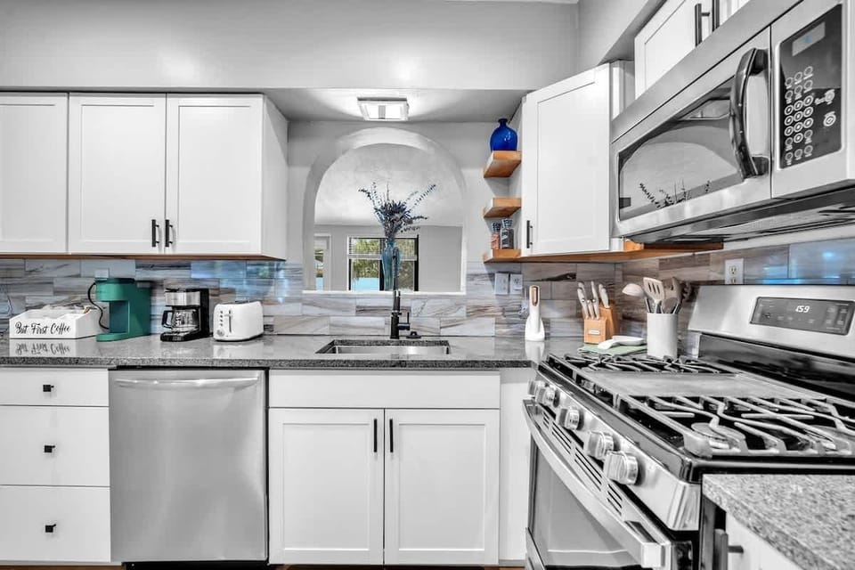 Simplify your cooking routine with the help of this fully remodeled, fully equipped kitchen, equipped with stunning and spacious countertops to help you prepare your meals with ease.