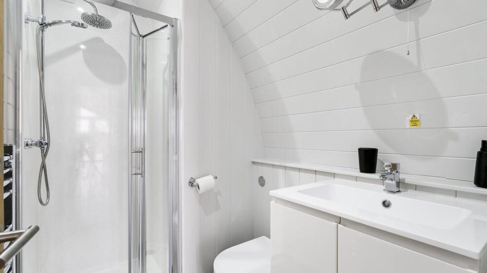 Chalet in Hertford With Lakeview Hot Tub Cottage in Hertford