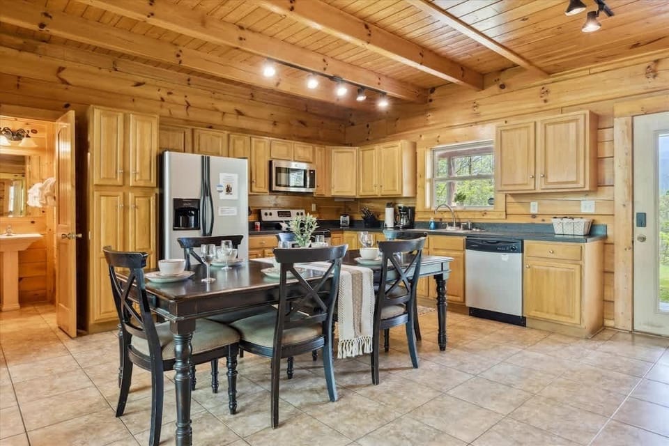 Kitchen: Delight in a bright, wood-paneled space perfect for culinary adventures!