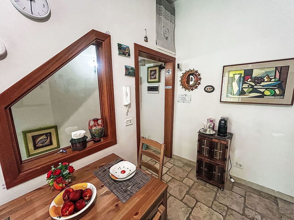Wall, Interior Design, Wood, Flooring, Furniture, Floor, Picture Frame, Ceiling, Lighting, Room