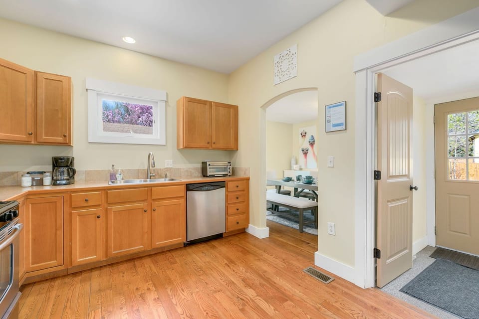 House, Multiple Beds, Patio, Garden View (118-G S Whitcomb - Group A&B) | Private kitchen | Fridge, microwave, oven, stovetop