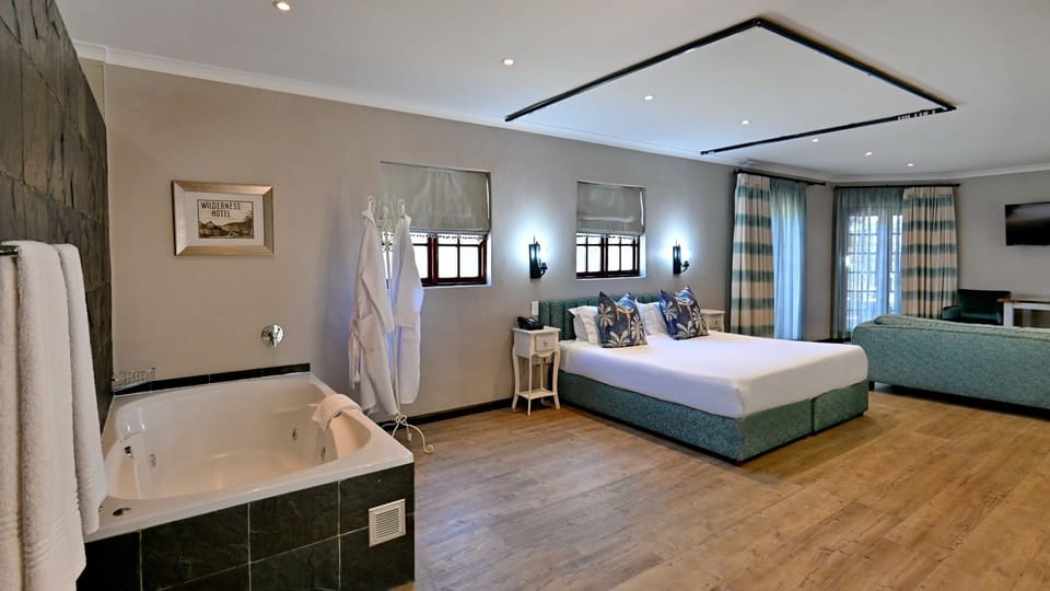 Executive Suite | Premium bedding, Select Comfort beds, desk, laptop workspace