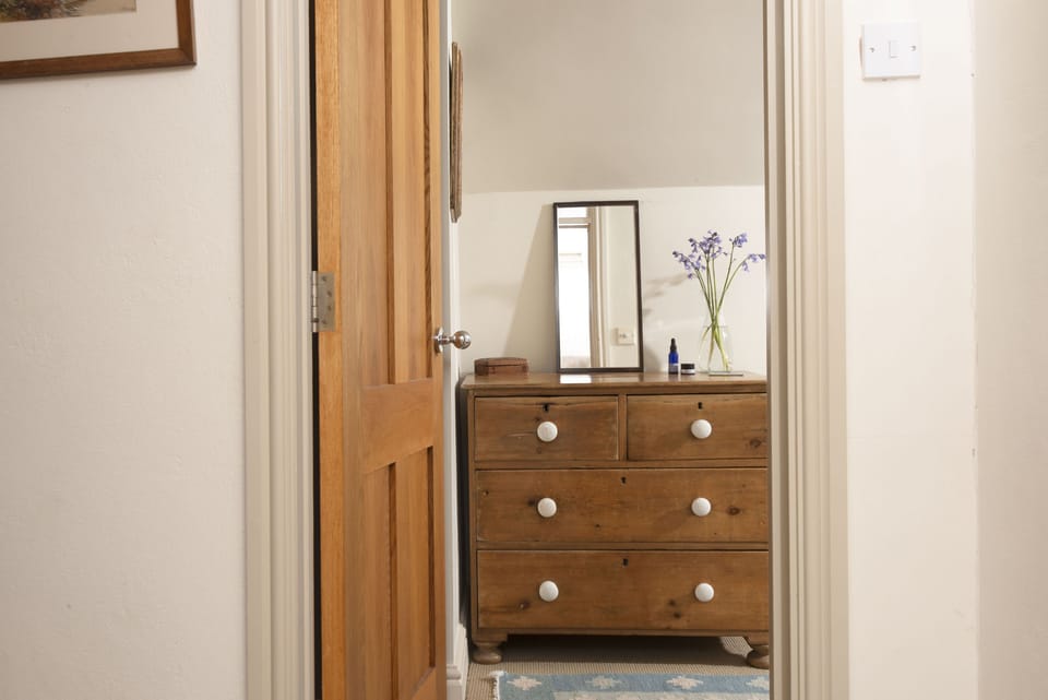 Sparnal Stitch, Rock. First floor: Homely features throughout