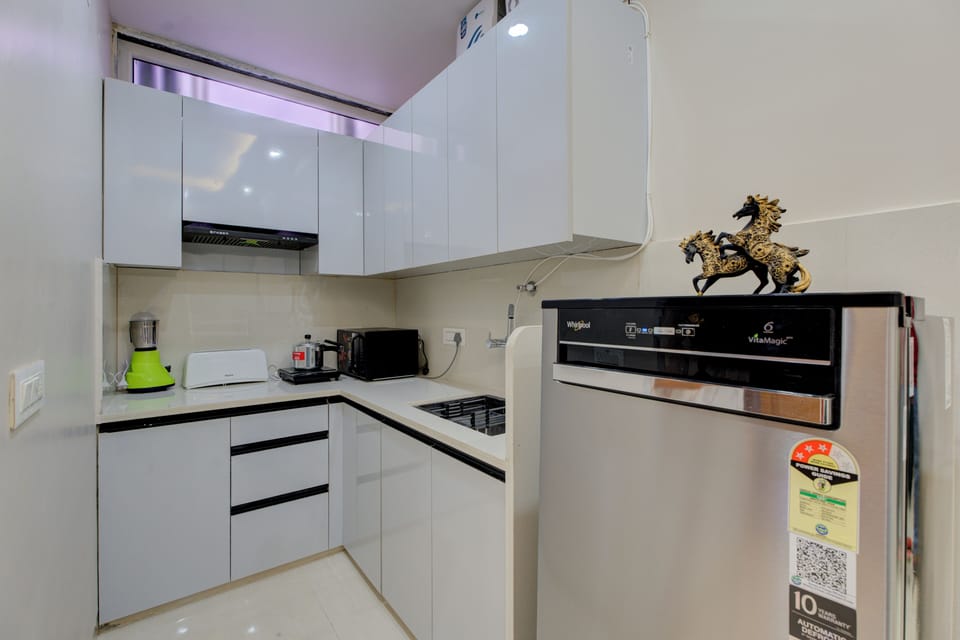 Luxury Apartment, Balcony, City View | Private kitchen | Fridge, microwave, cookware/dishes/utensils