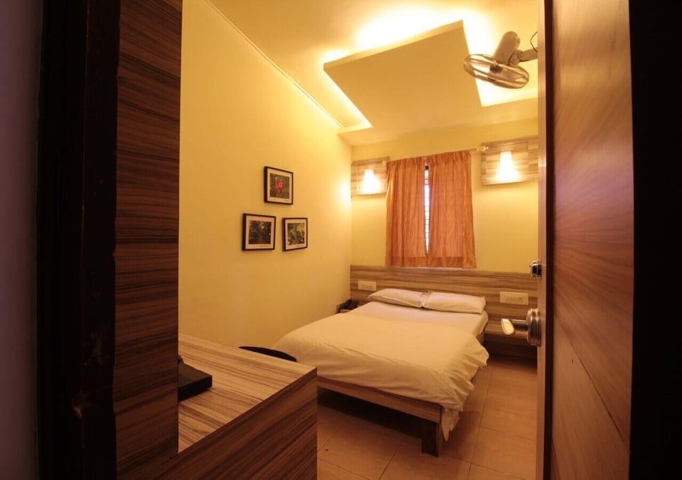 Egyptian cotton sheets, premium bedding, memory foam beds, free WiFi