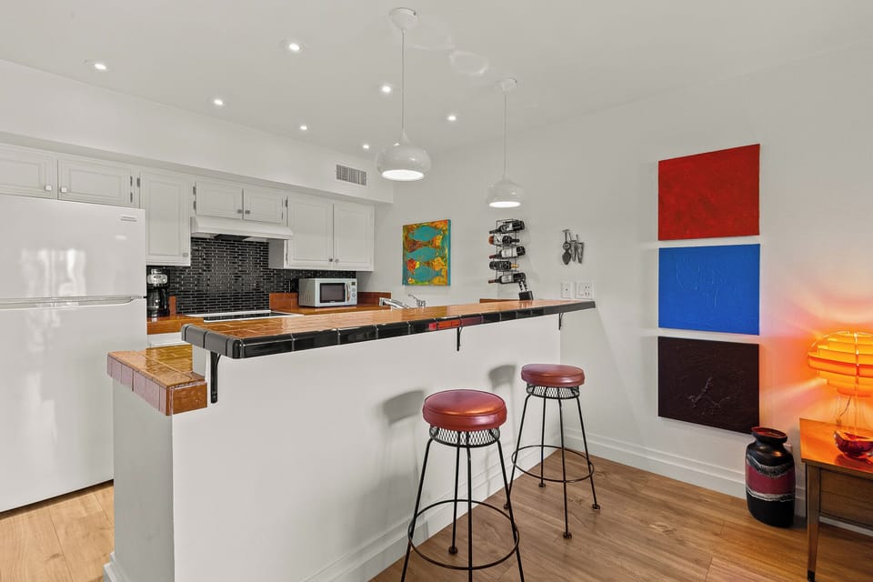 K0389 - Kitchen with breakfast bar
