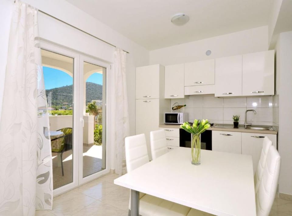 House (Two Bedroom House) | Private kitchen | Fridge, cookware/dishes/utensils