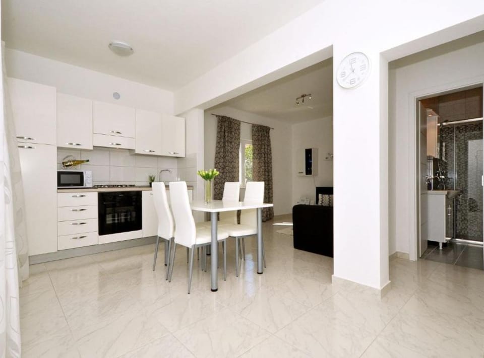 House (Two Bedroom House) | Private kitchen | Fridge, cookware/dishes/utensils
