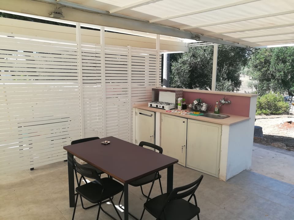 Outdoor kitchen