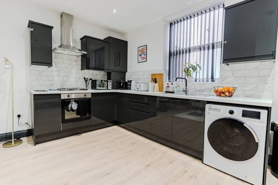 Full Kitchen: Cooker, Cooking utensils, Dishes and Cutleries, Fridge-Freezer, microwave, Toaster,Kettle 