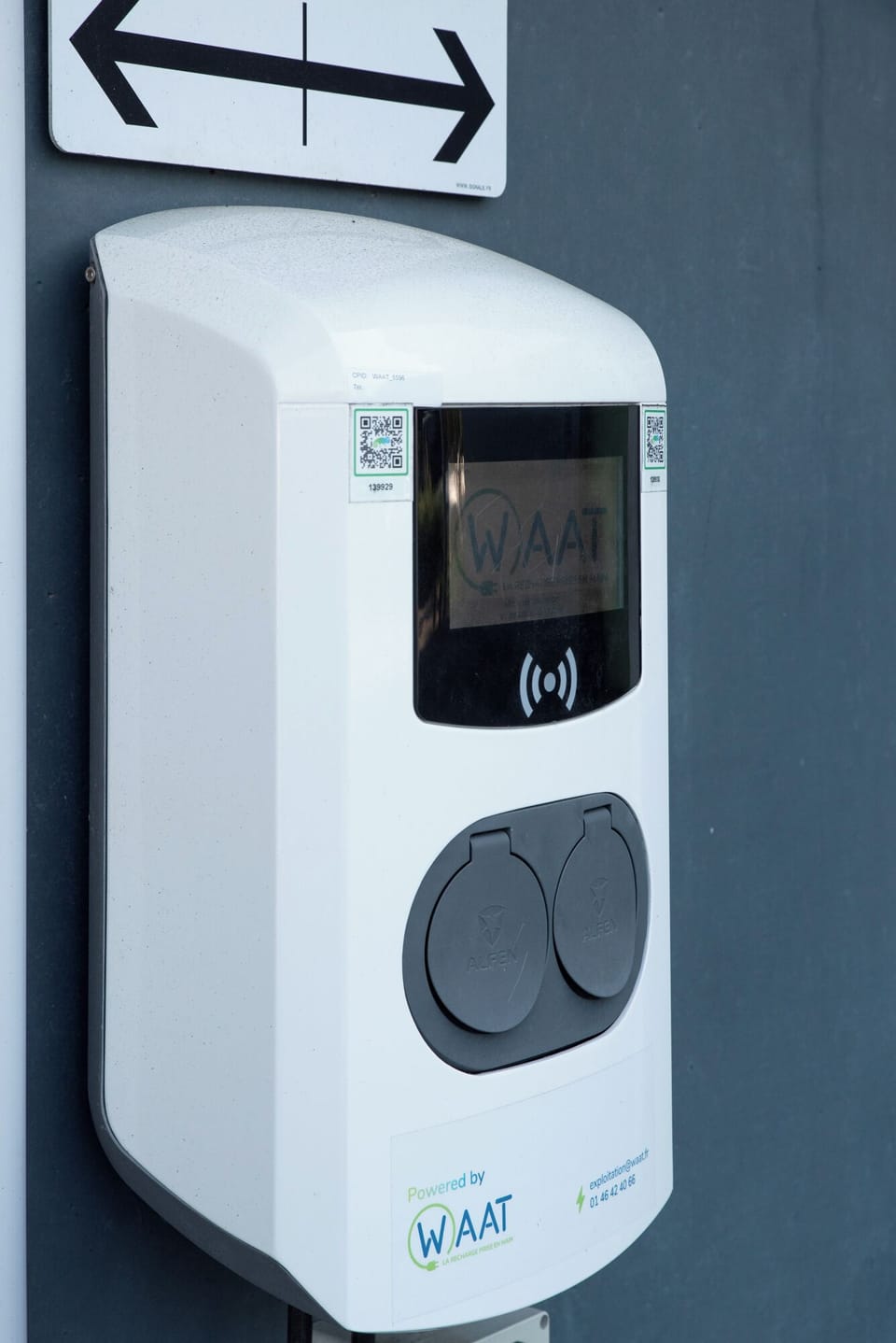 Electric vehicle charging station