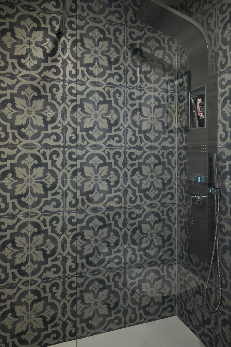 Shower, hair dryer, bathrobes, slippers
