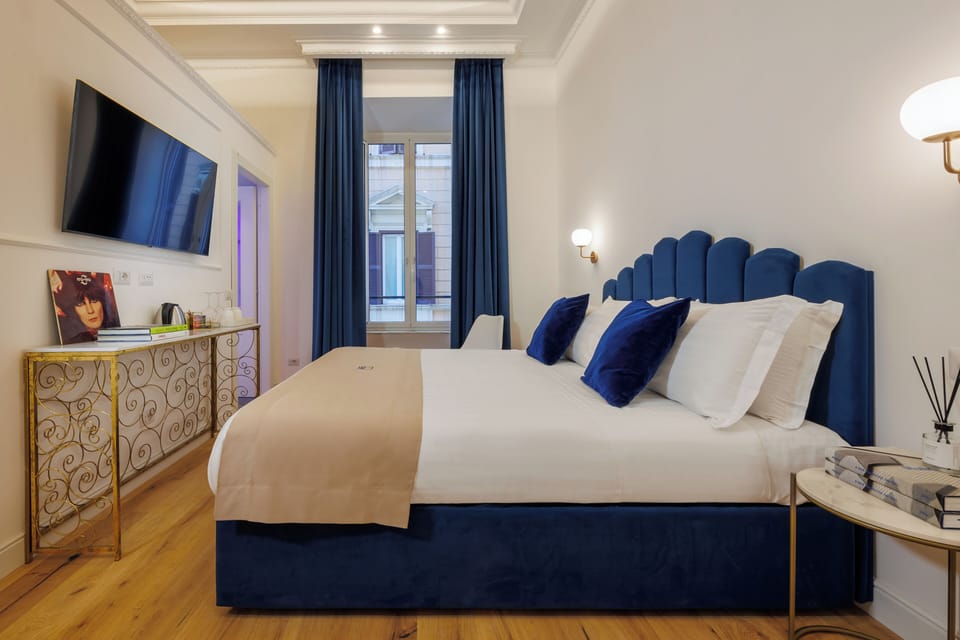 Deluxe Double Room | Minibar, in-room safe, desk, laptop workspace