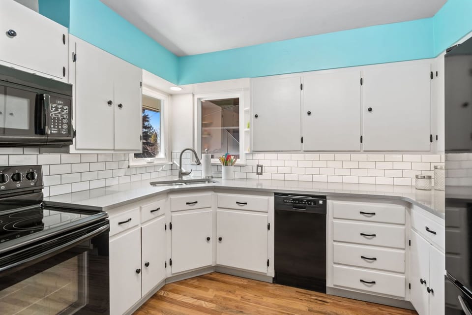 House, Multiple Beds, Patio, Garden View (516 W Mountain Ave - Group) | Private kitchen | Fridge, microwave, oven, stovetop