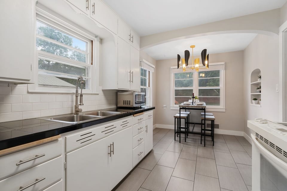 House, Multiple Beds, Patio, Garden View (622 W. Laurel St. - Group) | Private kitchen | Fridge, microwave, oven, stovetop