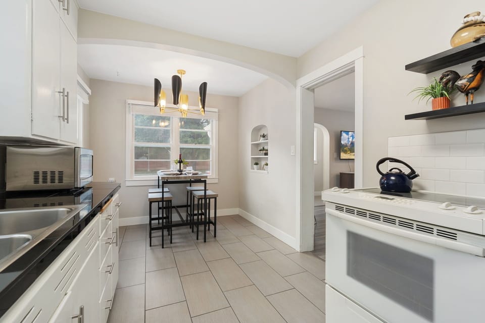 House, Multiple Beds, Patio, Garden View (622 W. Laurel St. - Group) | Private kitchen | Fridge, microwave, oven, stovetop