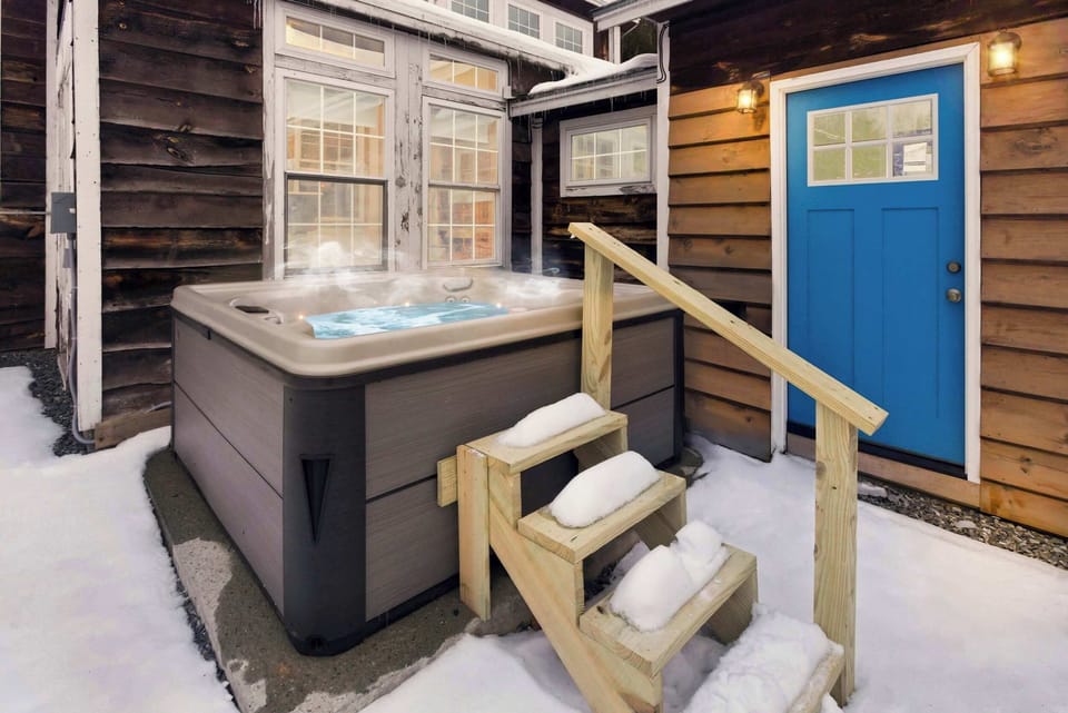 Indoor spa tub