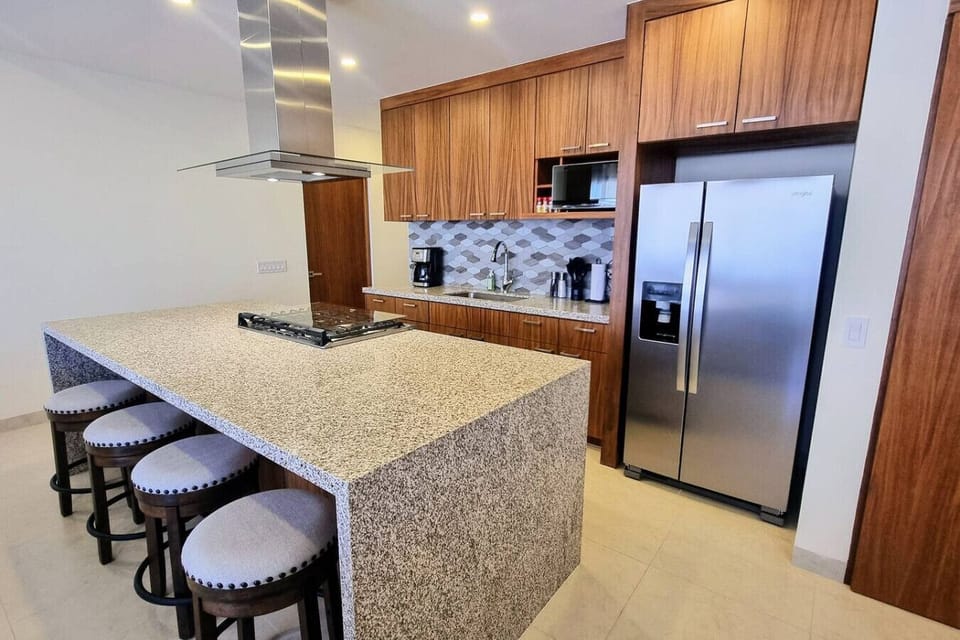 Enjoy of this full equipped kitchen for easy food prep.