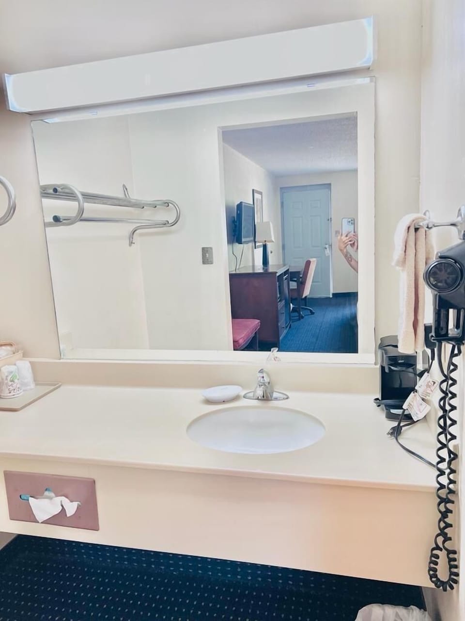Combined shower/tub, free toiletries, hair dryer, towels