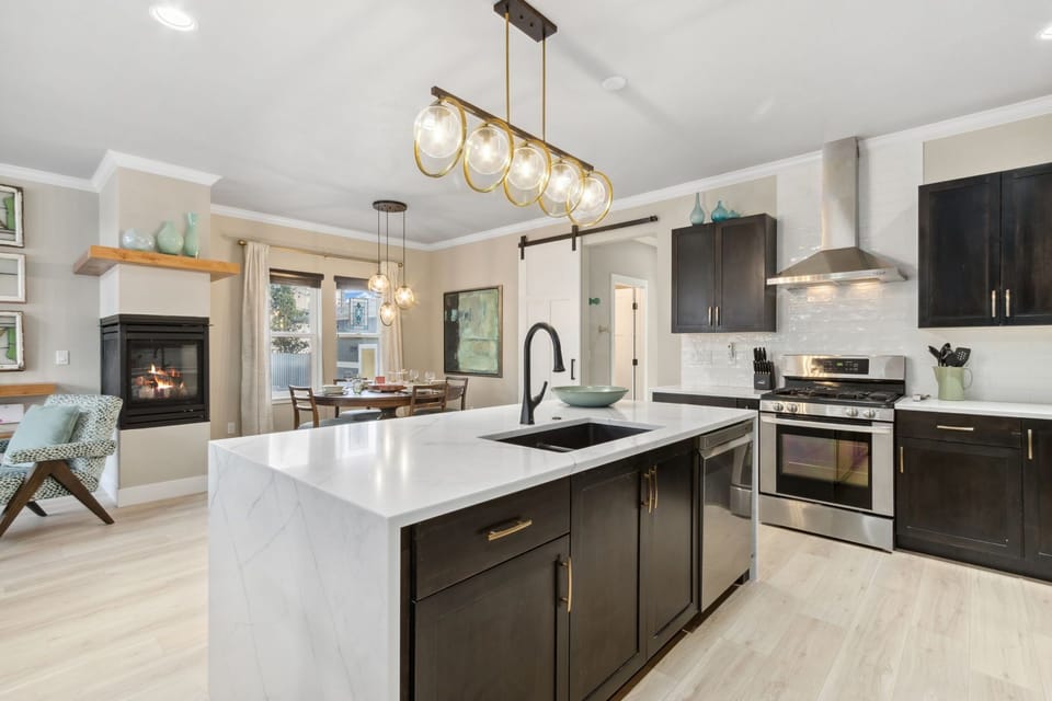 House, Multiple Beds, Patio, Mountain View (381 Osiander Street) | Private kitchen | Fridge, microwave, oven, stovetop