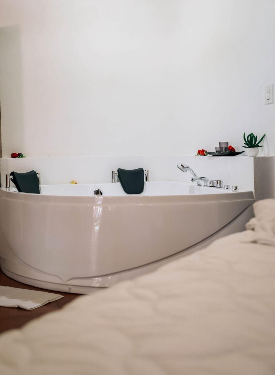 Deluxe Room, Air conditioning, Garden View | Bathroom | Towels, soap, shampoo, toilet paper