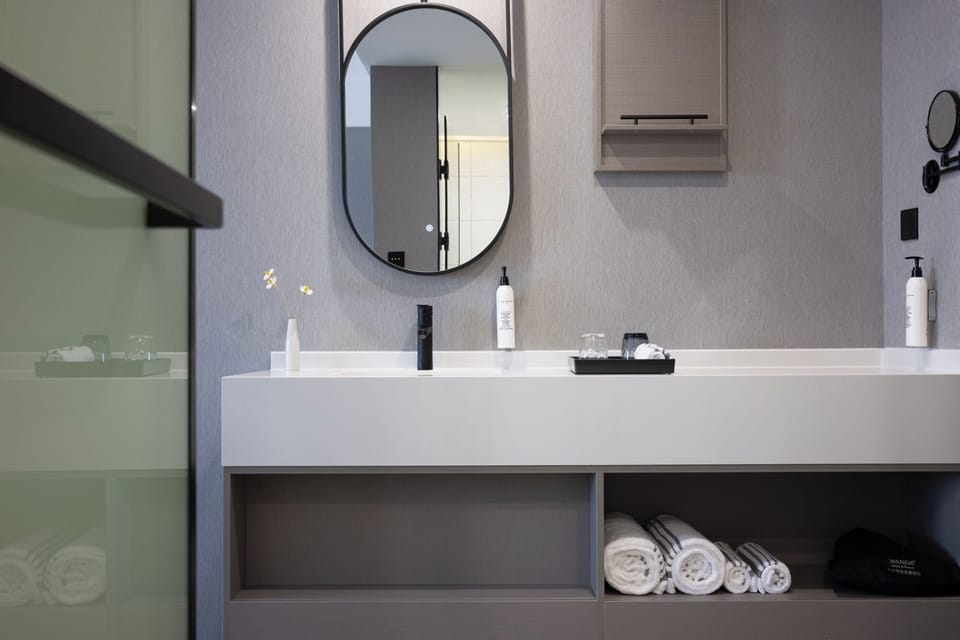 Classic Double Room, 1 Queen Bed | Bathroom