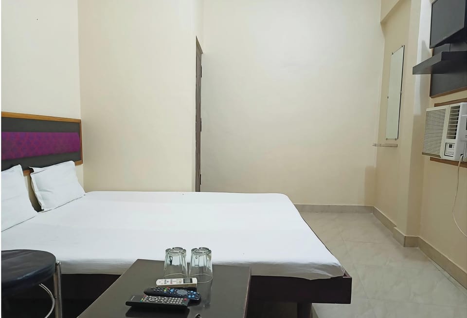 Standard Double Room | Hypo-allergenic bedding, desk, soundproofing, free WiFi