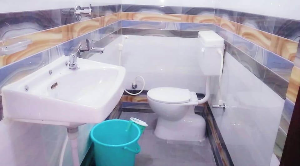 Single Room | Bathroom | Shower, rainfall showerhead, slippers, towels