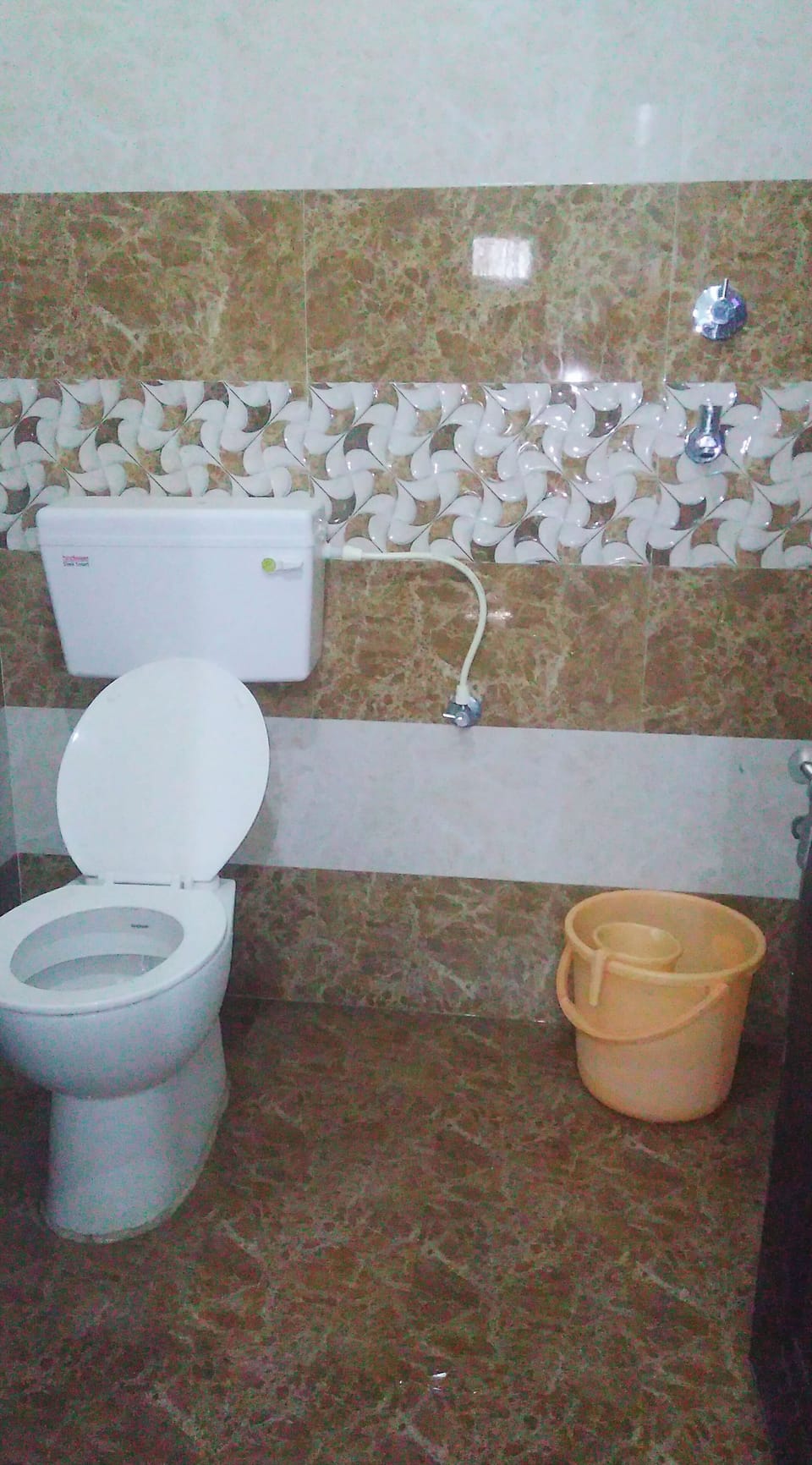 Standard Double Room | Bathroom | Shower, rainfall showerhead, slippers, towels