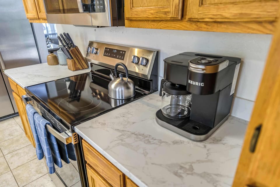 Coffee, cookware, and all the essentials—your kitchen setup is ready from sunrise to supper. 