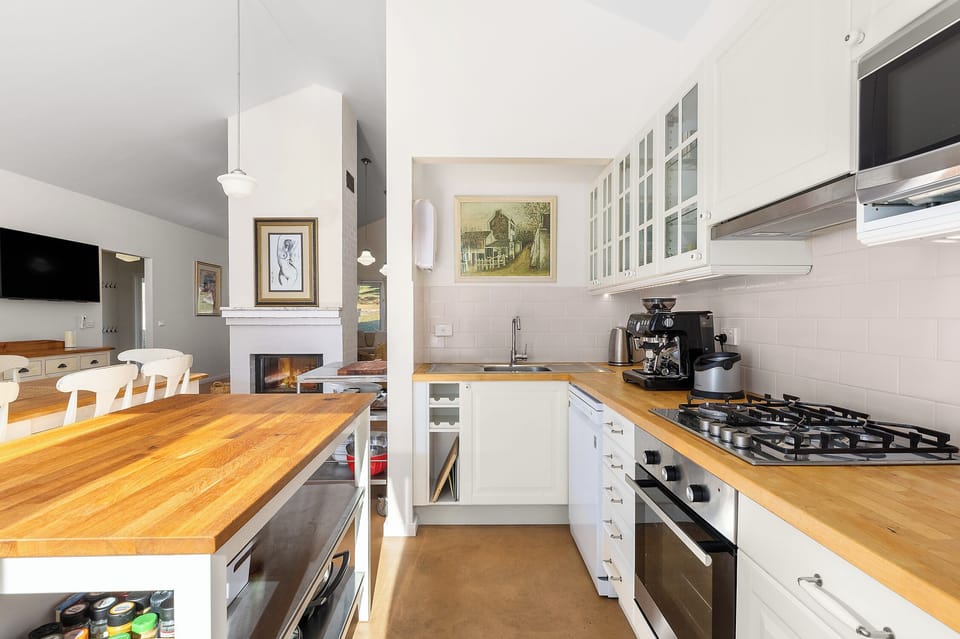 Full kitchen with everything supplied