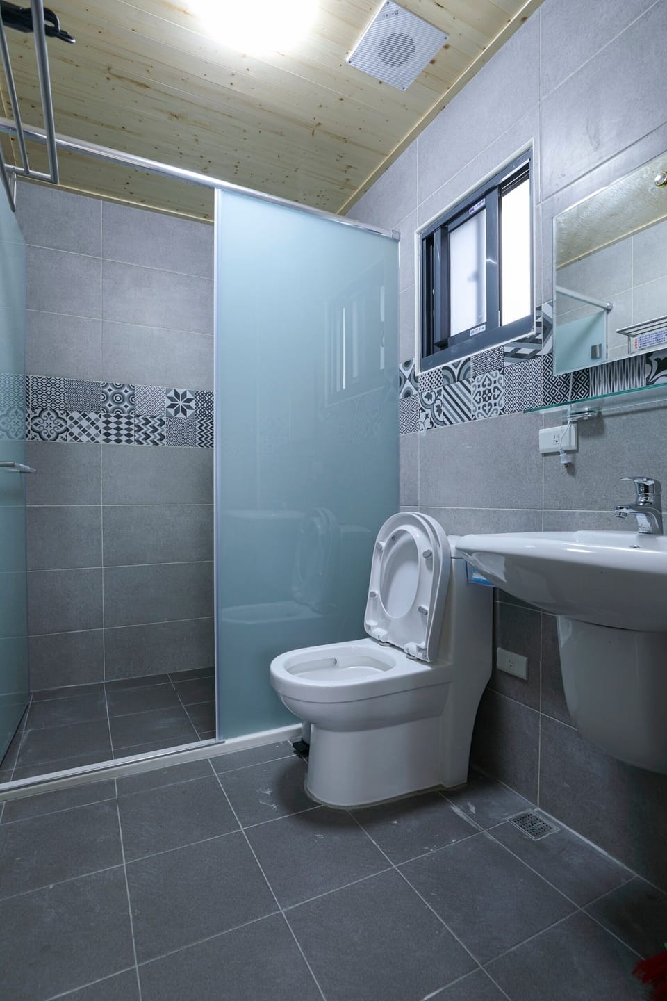 Comfort Quadruple Room | Bathroom | Shower, shampoo, toilet paper